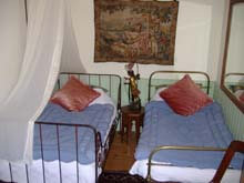 twin bed room
