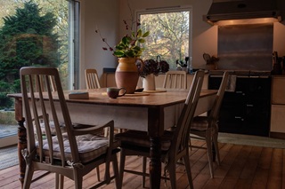 spacious cottage dining for 8