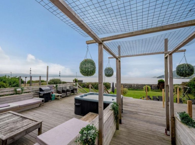 Sea view, large garden, Hot tub