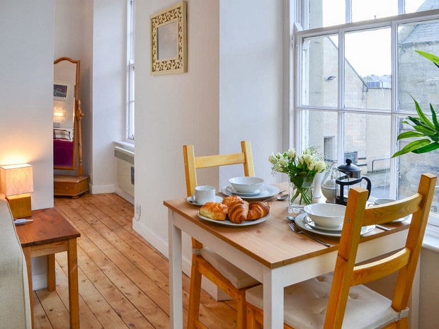 spacious dining area in Kelso