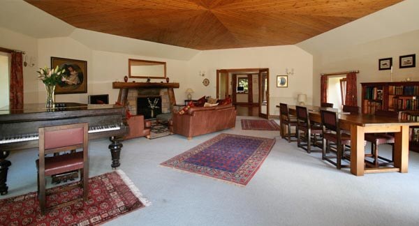 spacious sitting room with real fire