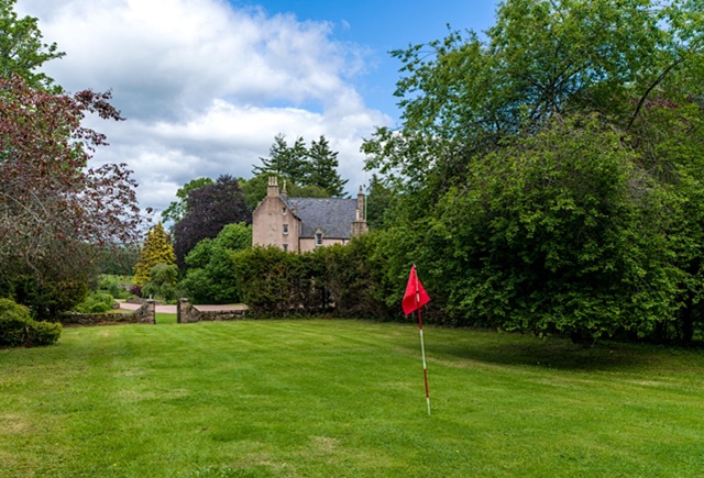 castle gardens and golf hole for entertainment