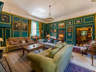 castle sittingroom for 16 guests