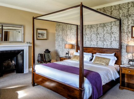 luxurious bedroom 4 poster bed
