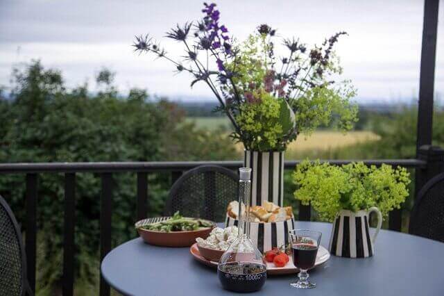 eat alfresco in the garden