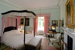 Four poster bed