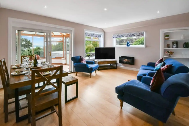 luxury large sitting / diningroom