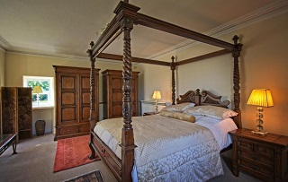 four poster bed