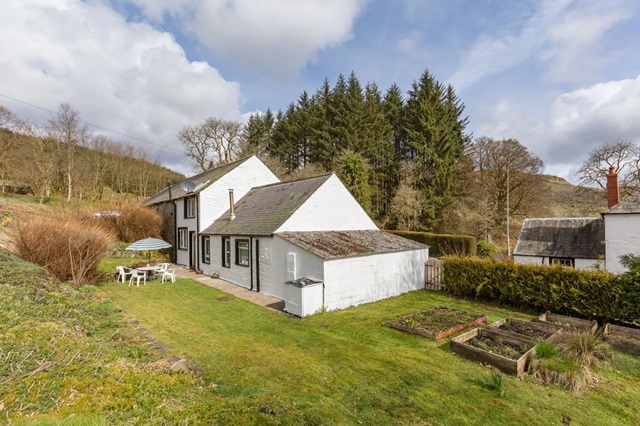 stables cottage - garden