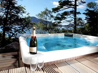 romantic retreat with hot tub for honeymoons