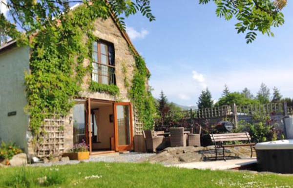 hideaway holiday cottage with hot tub