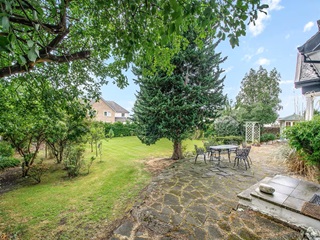 garden with patio and table and chairs